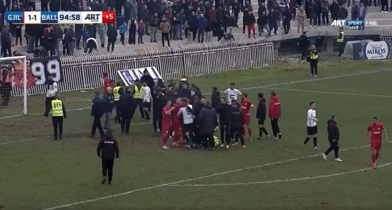 Kaos në Kosovë, tifozët futen në fushë dhe godasin portierin kundërshtar që përfundon në spital (VIDEO)