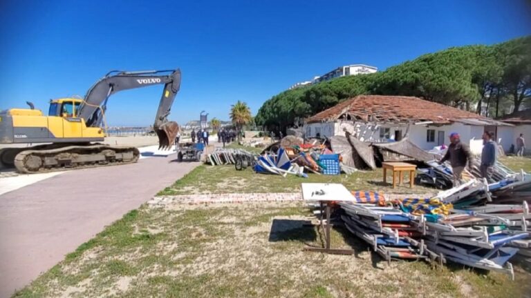 Prishen ish-kabinat e plazhit në Golem, banorët: Pas 30 vitesh po na nxjerrin prej leckash