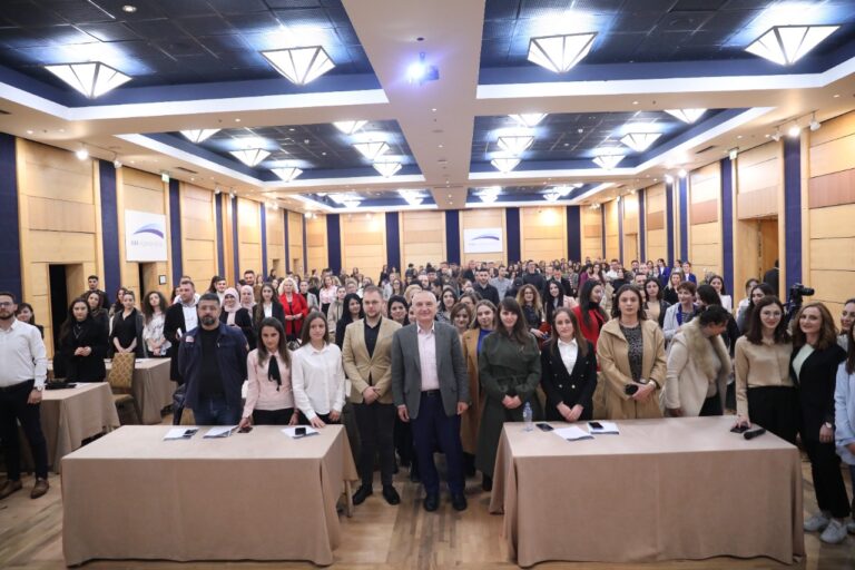 Presidenti Meta bashkëbisedim me të rinjtë: Bëhuni lokomotiva e ndryshimit