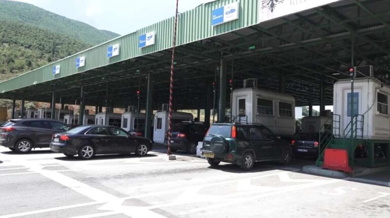 Shumë qytetarë të Kosovës drejt Shqipërisë, fluks në pikën kufitare të Morinës