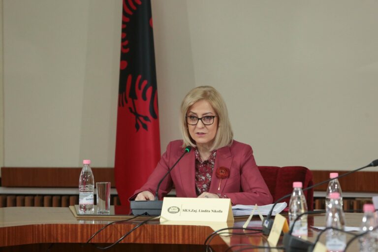 Këshilli për Rregulloren, Mandatet dhe Imunitetin mblidhet për mandatin e Majkos, ia kalon seancës plenare