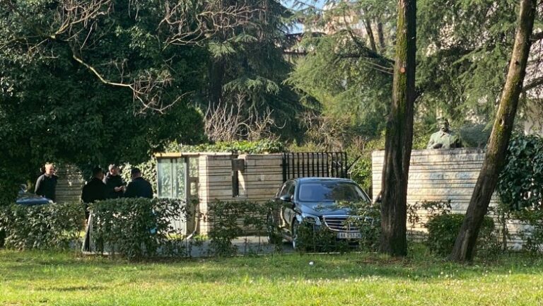 Rama mbledh ministrat dhe deputetët një ditë para Kongresit