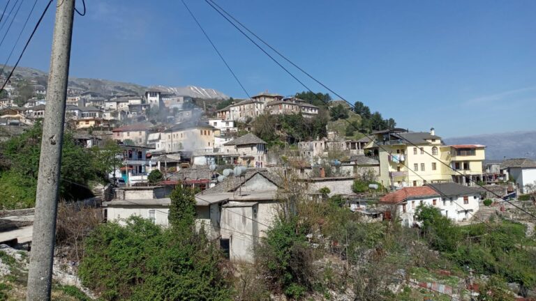 Zjarr në një banesë muzeale në Gjirokastër