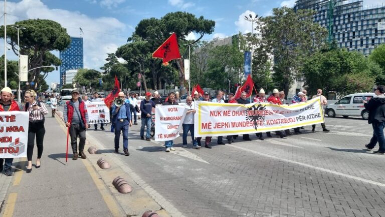 Qytetarët marshim para Kryeministrisë për 1 Majin: Kërkojmë paga dinjitoze për të përballuar jetesën