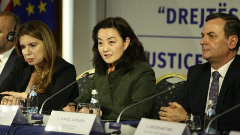 Ambasadorja Kim: Politika të mos kërkojë hetimin e tjetrit, por të përgjigjet për vete