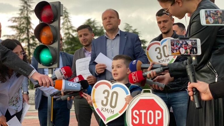 Siguria rrugore/ Gazetarët dalin në protestë: Vizat e bardha nuk janë viza kokaine (FOTO)