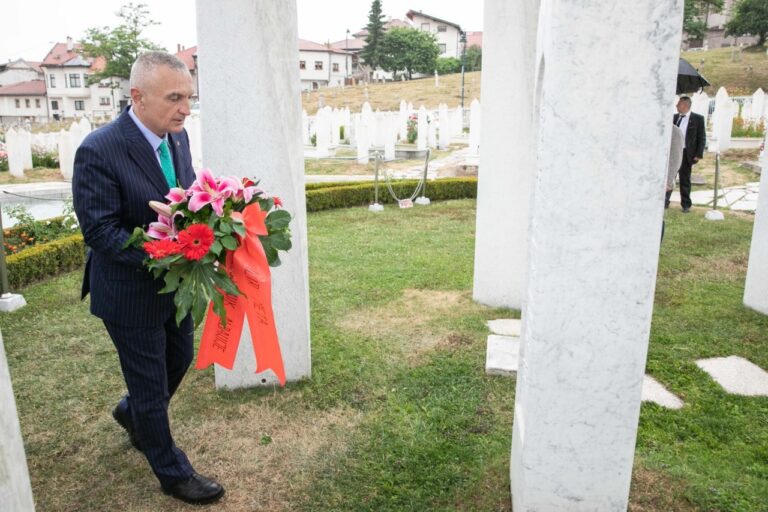 Kuvendi rrëzoi rezolutën për masakrën e Srebrenicës/ Meta: Tejet zhgënjyes, deputetët nuk përfaqësojnë vullnetin e qytetarëve