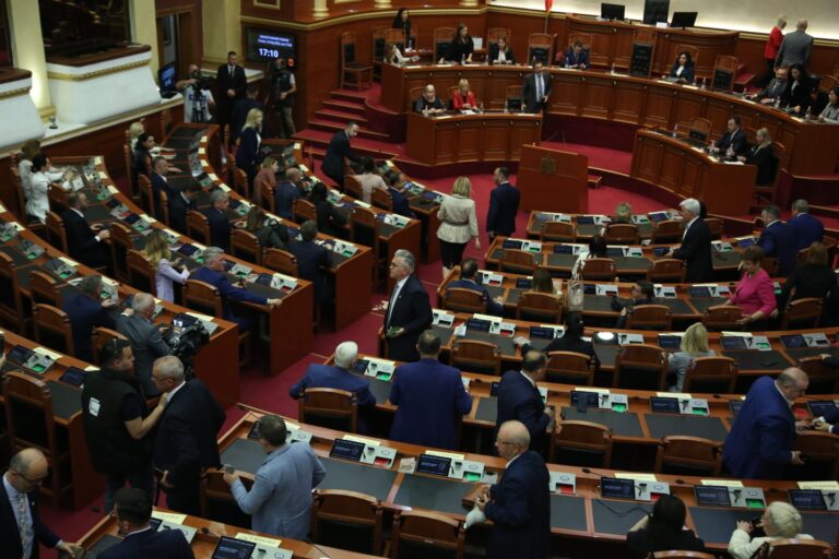 Zëri i Amerikës: S’ka kandidat, dështon votimi i parë për Presidentin e ri
