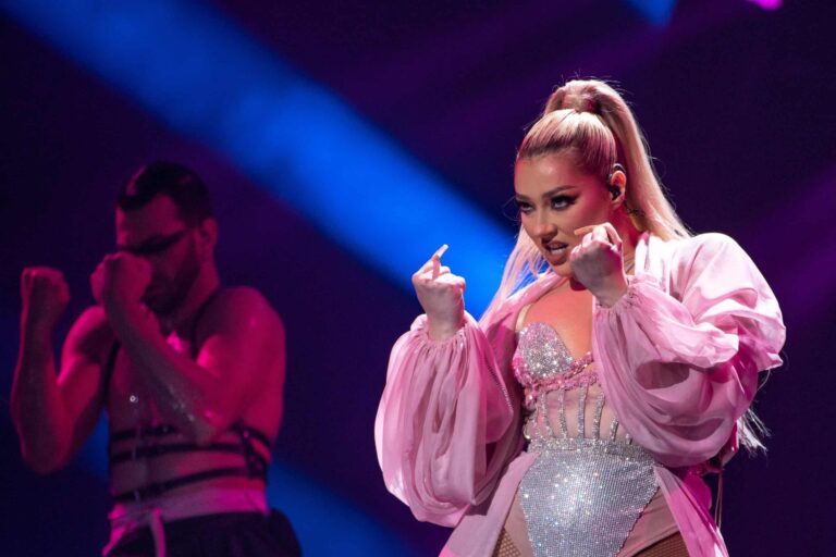 Sonte gjysmëfinalja e parë e Eurovisionit, Ronela hap festivalin