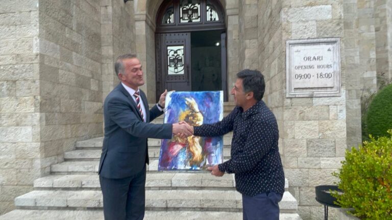 Festivali i Akuarelit / Artisti turk i dhuron Muzeut të Krujës pikturën e Skënderbeut, nxënësit e Jordan Misjes i këndojnë himnin shqiptar