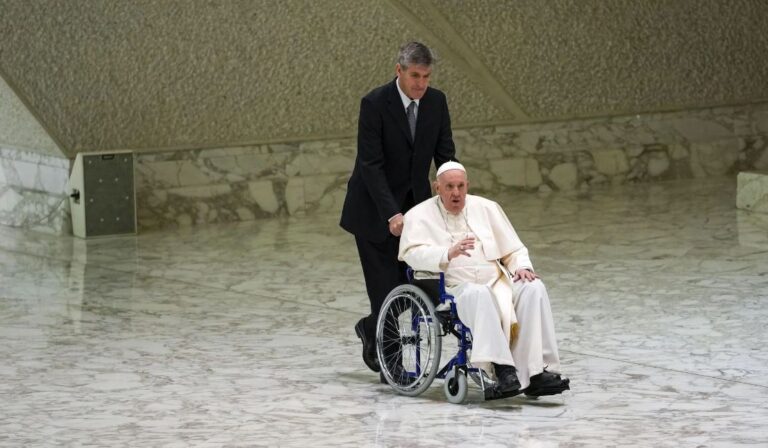 Papa Françesku po përdor karrigen me rrota për herë të parë në publik