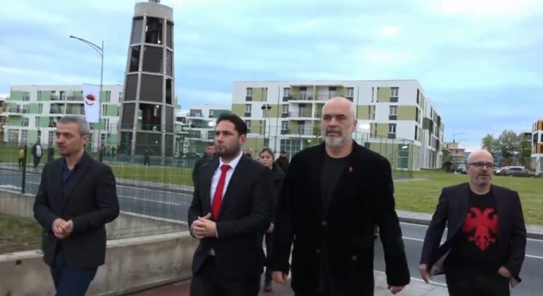 Kryeministri Rama dhe Elvis Naçi japin 150 çelësat për shtëpitë e reja në Thumanë (VIDEO)