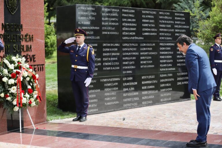 Përkujtohen dëshmorët e Policisë së Shtetit, Bledi Çuçi: Me ligj të posaçëm kemi garantuar mbështetjen për fëmijët dhe familjet e tyre