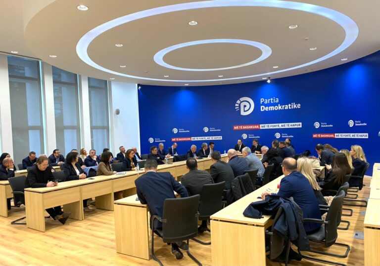 Edhe dy deputetë të tjerë dorëzojnë mandatet? Çfarë po përflitet në selinë blu