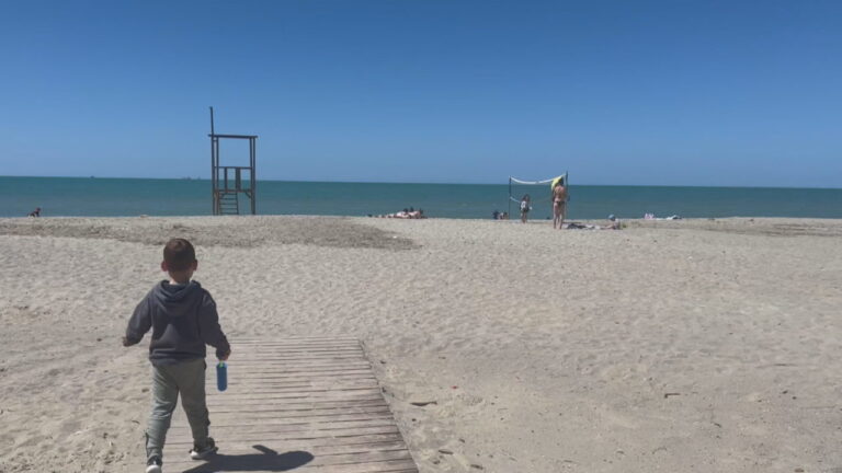 Nis pastrimi i bregdetit të Durrësit, në pritje të sezonit turistik