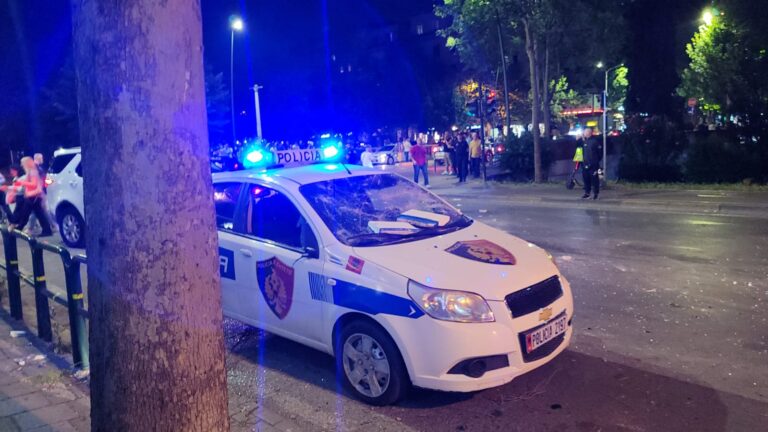 Në vendin ku tifozët shkatërruan makinën e policisë, gjendet një thikë