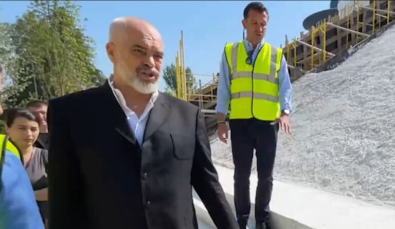 Rama inspekton punimet te Piramida: Këto shkallë me këtë ngjyrë (VIDEO)
