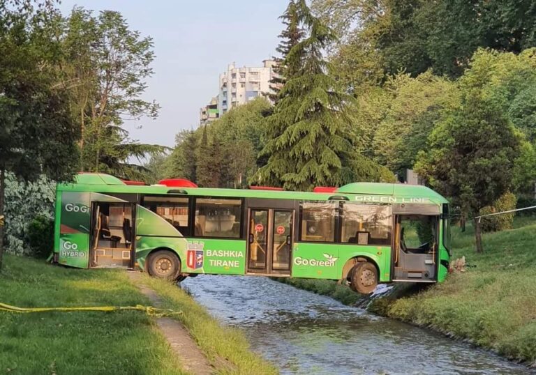 Veliaj: Autobusi në Lanë do të shndërrohet në instalacion, por do zhvendoset përkohësisht për t’u riparuar