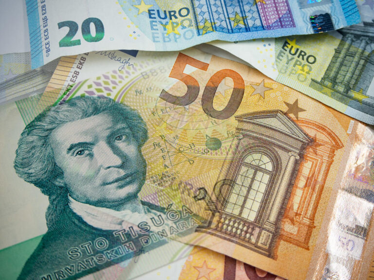 Euro bie në nivelin më të ulët ndaj dollarit në 20 vitet e fundit