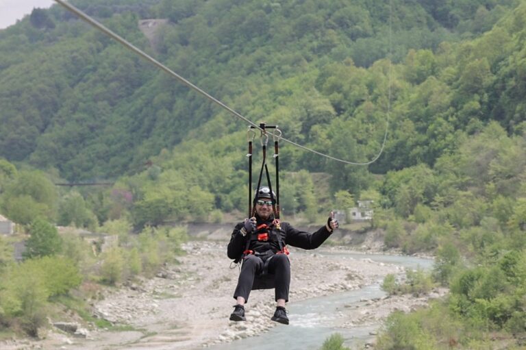 FOTO-LAJM/ Veliaj sfidon lartësitë, ja çfarë ka bërë në 1200 metra në Petrelë