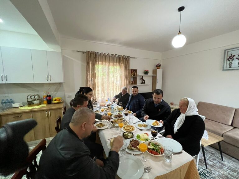 Veliaj feston Bajramin me një nga familjet me shtëpi të rindërtuar: Mirënjohës për këdo ka ndihmuar një familje në vështirësi