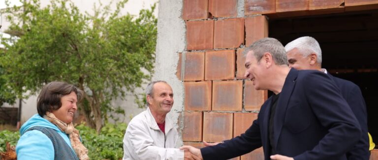 Rindërtohen në Belsh banesat për familjeve në nevojë/ Gjiknuri: Paketë e mirëfilltë sociale, adreson nevojat e komunitetit