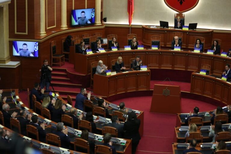Pasi foli në Kuvendin e Shqipërisë/ Zelensky: Të vegjël në hartë, por me zemër të madhe (VIDEO)