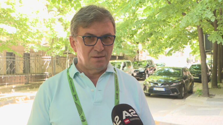 Brataj për temperaturat e larta: Pirja e lëngjëve e rëndësishme, të shmangen pijet me gaz dhe alkooli