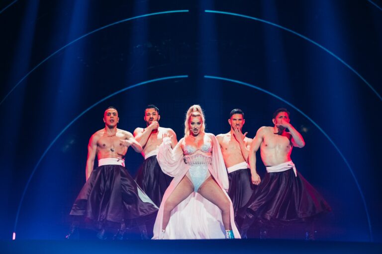 Ronela Hajati çel natën e parë të Eurovision-it, shkëlqen dhe tund skenën: Janë emocionet më të forta në jetën time
