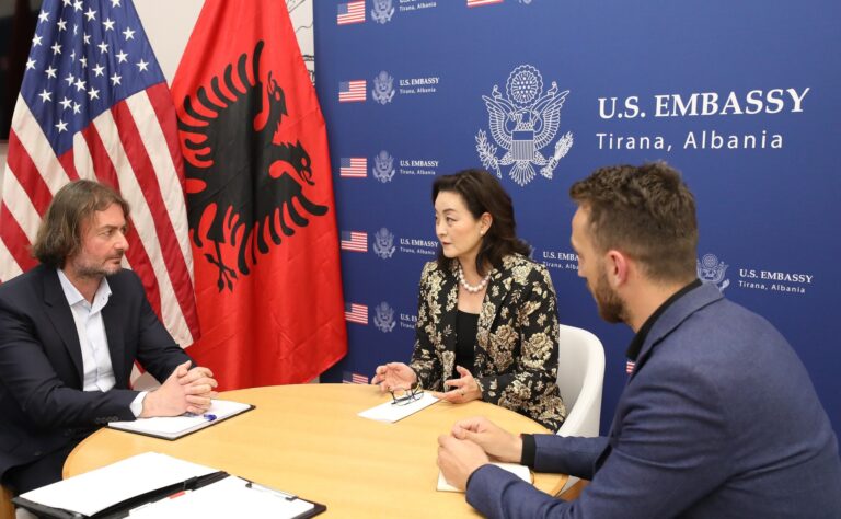 Ambasada amerikane: Media rol parësor në luftën kundër korrupsionit dhe pandëshkueshmërisë