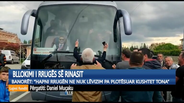 Kronikë/ Bllokimi i rrugës së Rinasit, banoret detyrojne emirantet te shkojne ne kembe ne aeroport!