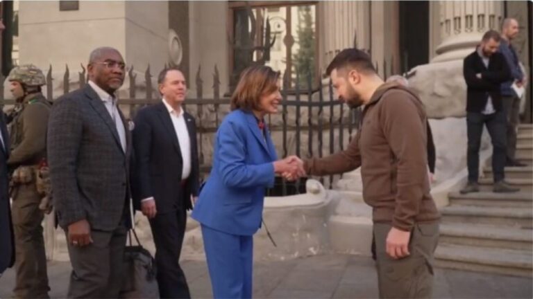 Nancy Pelosi mbërrin në Ukrainë: Do jemi këtu deri në fund të betejës (VIDEO)