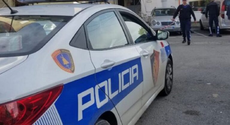 Tiranë/ 60-vjeçarja gjendet e pajetë në makinë pas problemeve shëndetësore