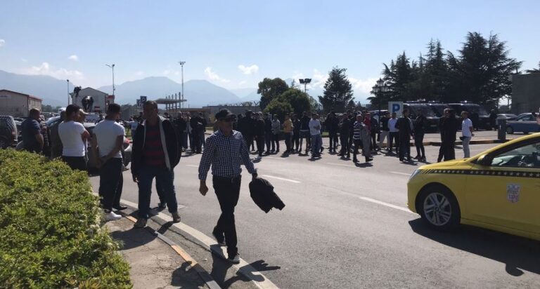 Banorët e Rinasit sërish në protestë, bllokojnë rrethrrotullimin pranë aeroportit. Fëmijët bojkotojnë mësimin