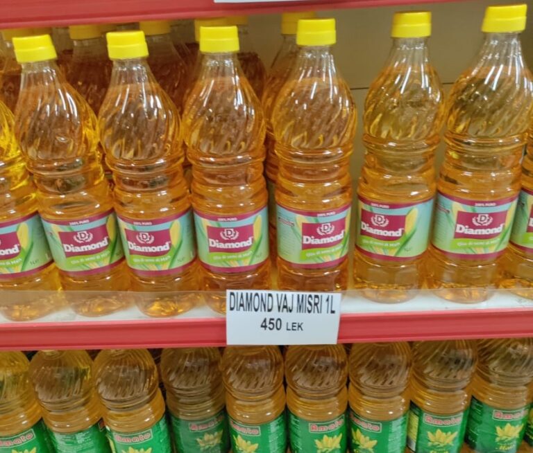 Supermarketet nisin kufizimet e shitjes të vajit të lulediellit nga 3 deri 6 litra për konsumatorin