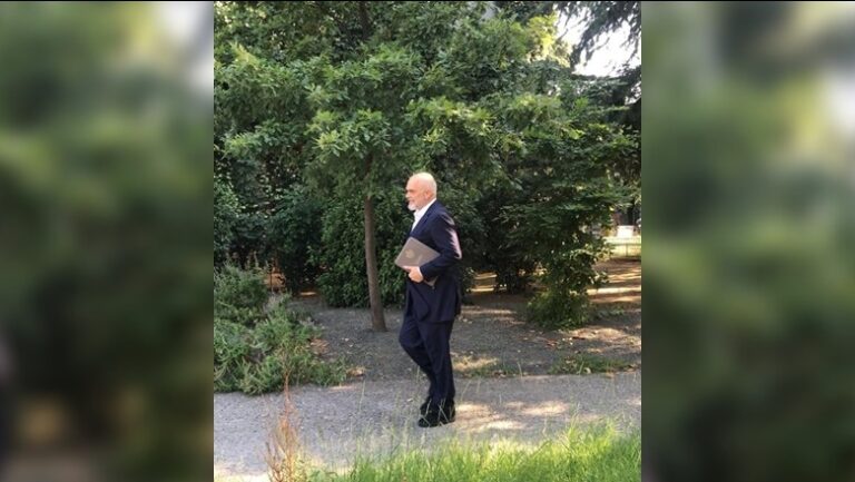 Presidenti i ri, Rama mbërrin në selinë e PS me dosjen ku ka emrin e kandidatit