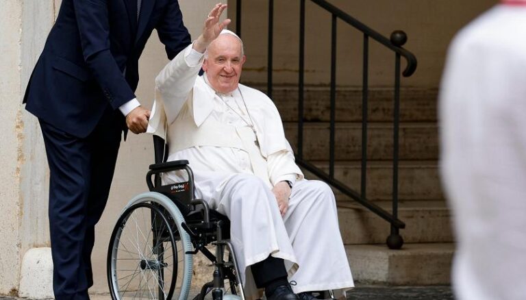 Predikimi i së dielës, Papa Françesku shihet në një karrige me rrota