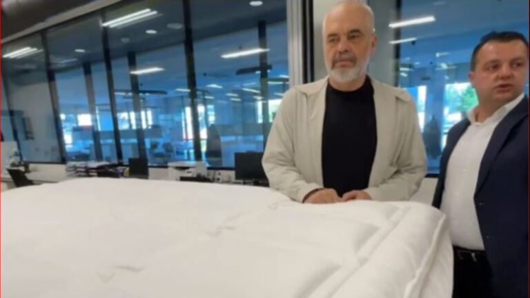 Dhurata e pazakontë që Rama mori në Kosovë (Fotolajm)