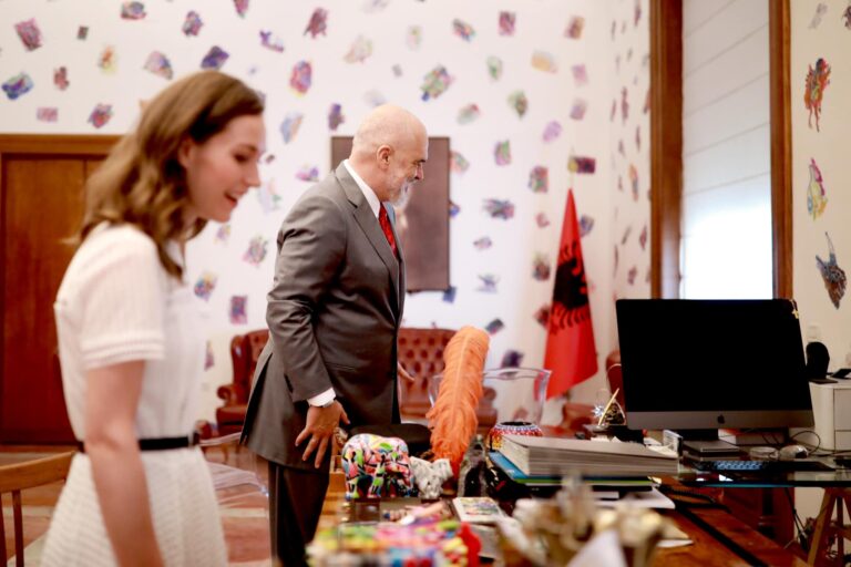 Vizita në zyrë, Rama i dhuron kryeministres finlandeze librin e Lea Ypit (FOTO)