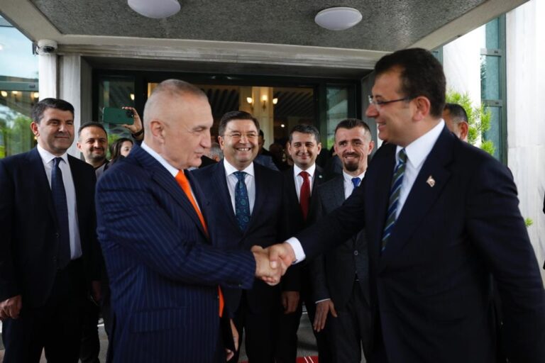 Presidenti Meta sfidë Presidentit Erdogan, takon kryebashkiakun e Stambollit