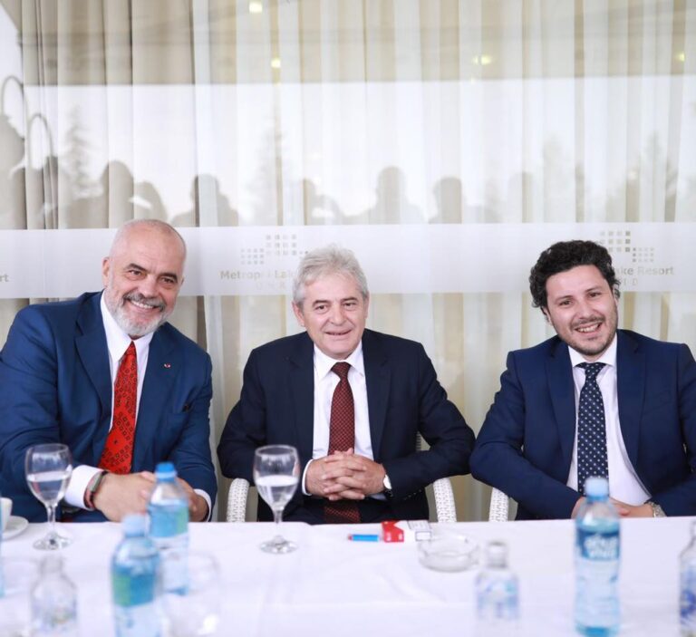 ”Open brothers”, fotolajmi i Ramës në Ohër me dy politikanët shqiptarë