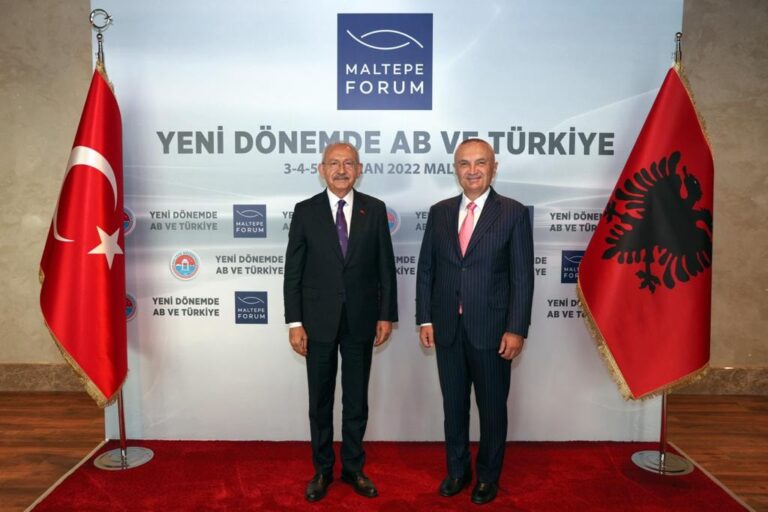 Presidenti Meta vijon takimet në Turqi, pritet nga lideri i opozitës: Forcim i miqësisë dhe partneritetit strategjik