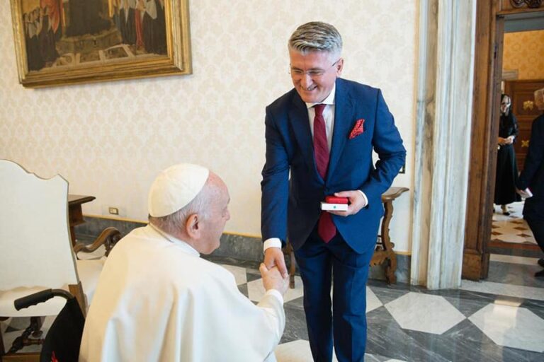 Nënkryetari i Kuvendit, Agron Gjekmarkaj pritet nga Papa Françesku: Ati i Shenjtë tha ”E dua Shqipërinë, lutem për të”