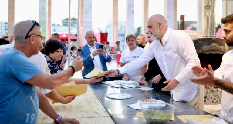 Rama tani bën edhe pica, publikon foto nga aktiviteti në “Sheshi Italia”