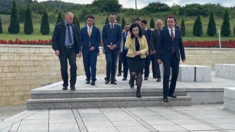 Çlirimi i Kosovës, Osmani dhe Kurti kryejnë homazhe në varrin e ish-presidentit Rugova