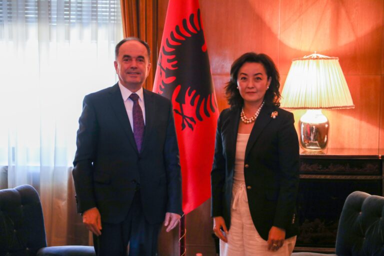 Yuri Kim takon Bajram Begajn në Pallatin e Brigadave: Presim me padurim bashkëpunimin me Presidentin e ri