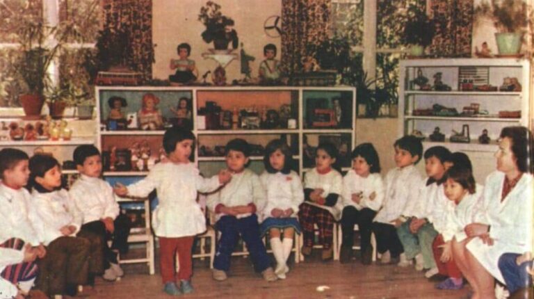 1 Qershori, Monika Kryemadhi poston foto kur ishte e vogël