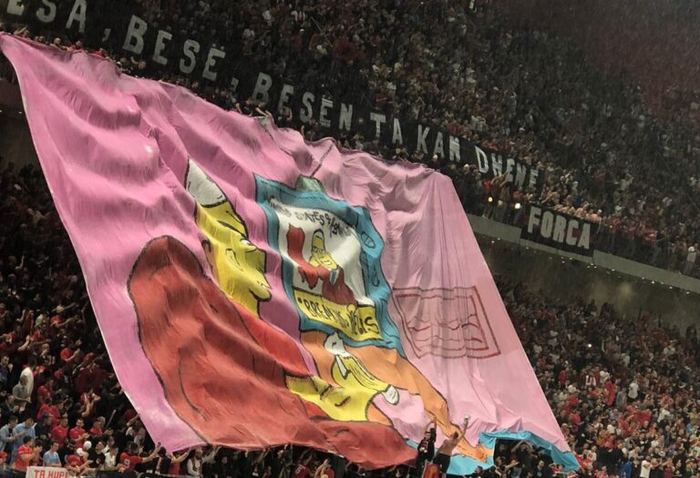 Banderola speciale nga kuqezinjtë me Shqipërinë e Madhe dhe SHBA-në (Fotolajm)