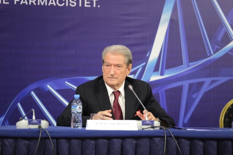 Berisha akuzon qeverinë Rama: Përçmon mjekët, i detyron të emigrojnë