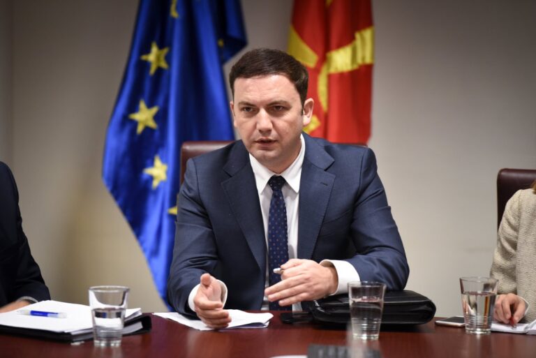 Opozita kërkon që ministri i Jashtëm të japë dorëheqjen: Foli shqip me homologun spanjoll
